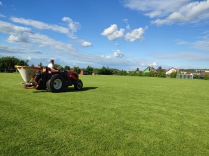 Jarní práce na hřišti.
